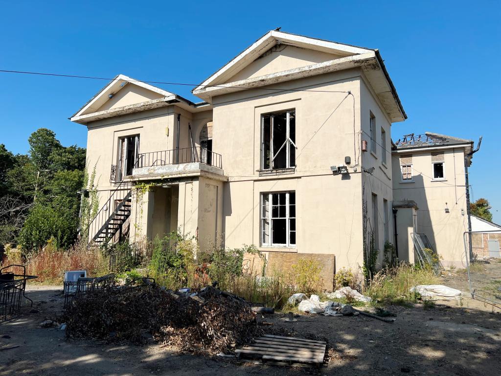 Lot: 154 - FREEHOLD DEVELOPMENT OPPORTUNITY ON A PLOT OF APPROXIMATELY 1.6 ACRES -